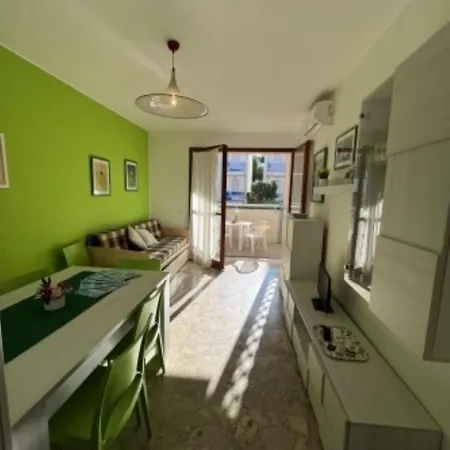 Modern Flat In A Building With Garden 아파트